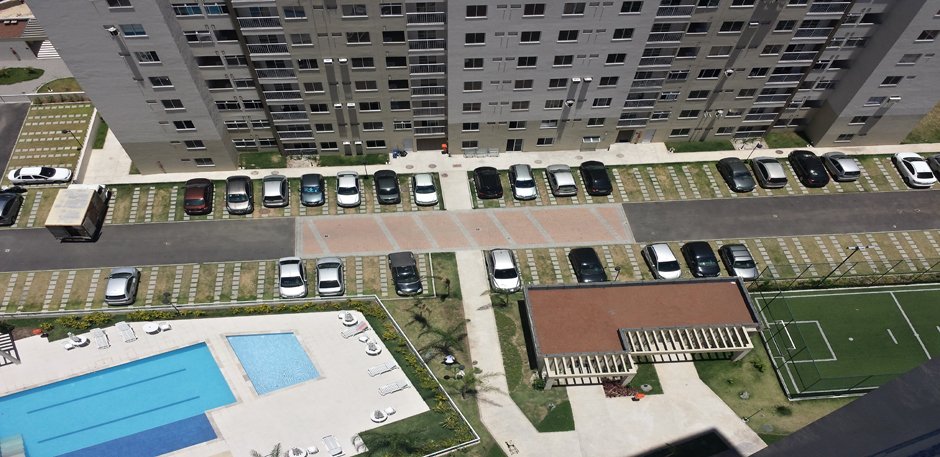 Vista aérea do América Condomínio Clube, com piscina e quadra