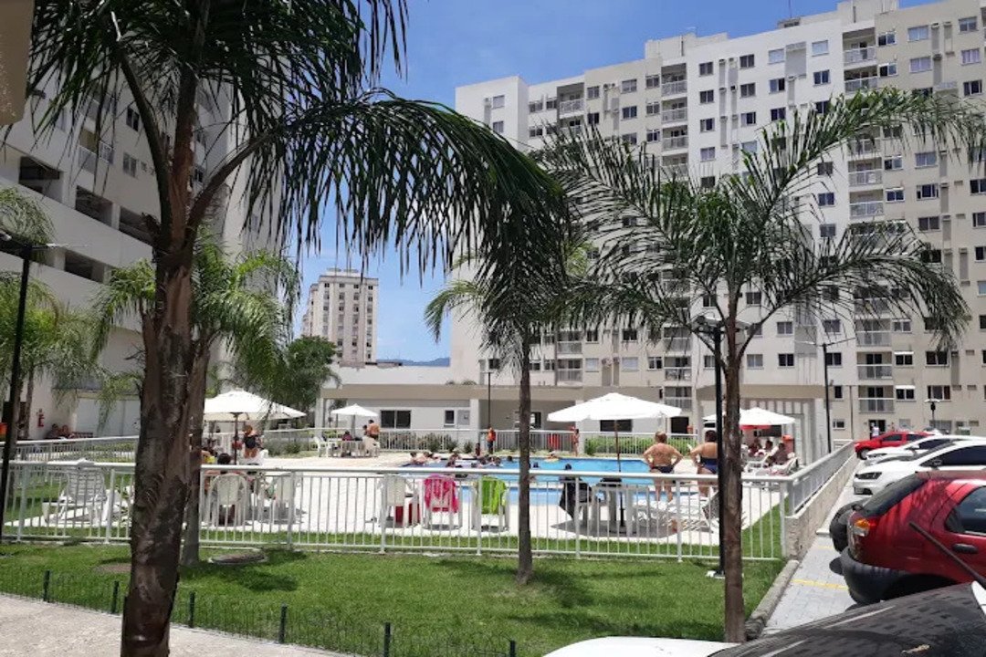 Jardim e piscina do América Condomínio Clube
