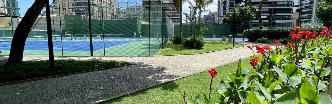Quadra e área verde do Atlântico Sul