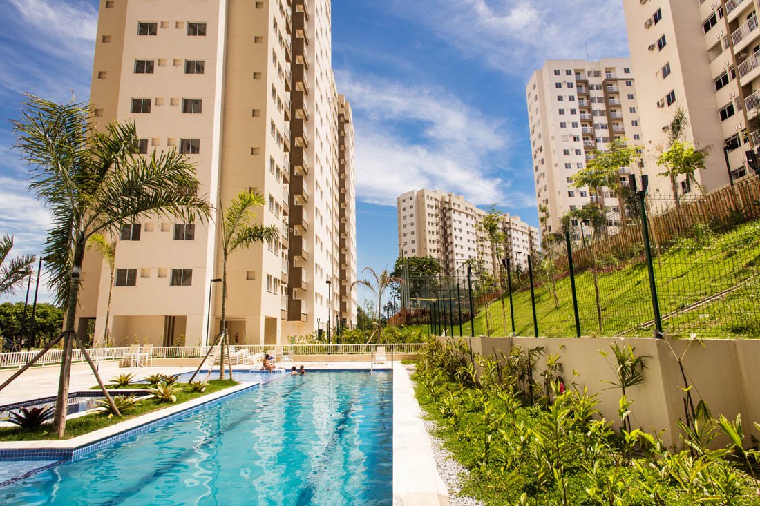 Torres e piscina do Carioca Residencial