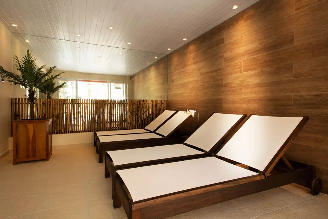 Área de descanso junto à sauna e à piscina do Carioca Residencial