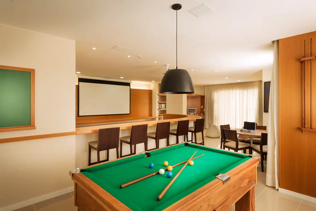 Sala com mesa de sinuca do Carioca Residencial