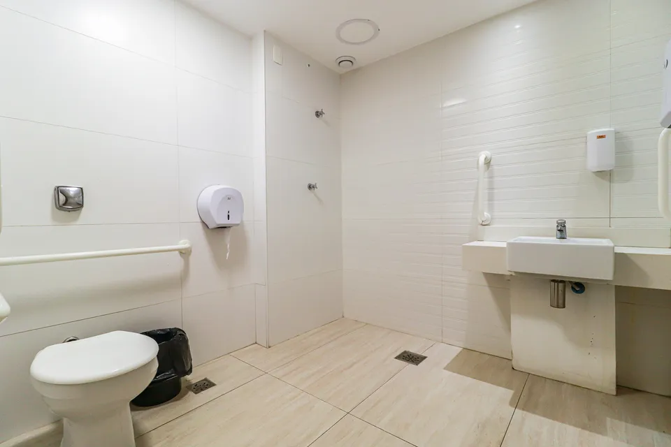 Apartamento 304 no La Fontaine: Banheiro com Acessibilidade do Espaço Gourmet, foto 41