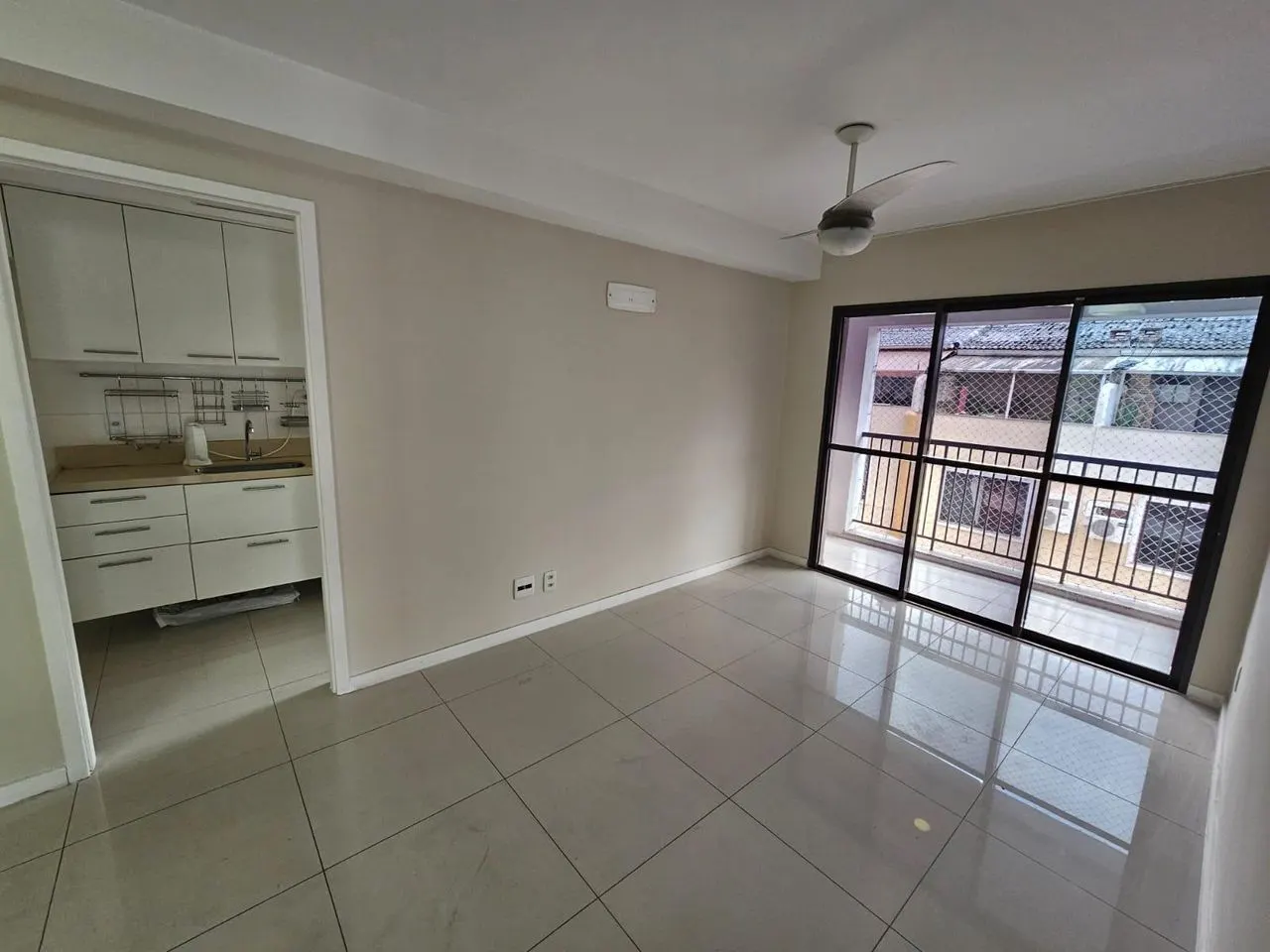 Apartamento no Mio Residencial: sala com varanda