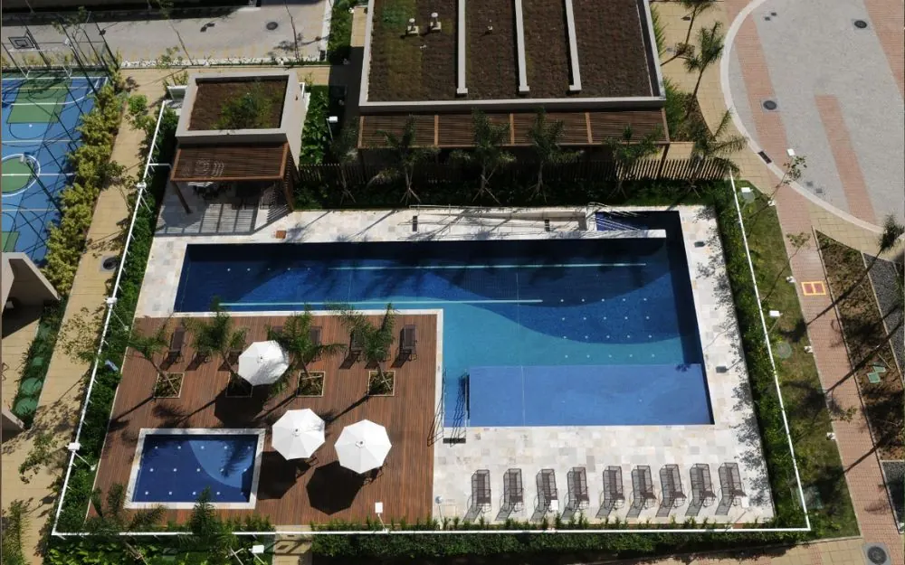 Vista aérea da piscina e da quadra do UP Barra Mais